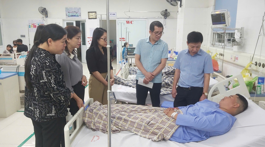 Đoàn cán bộ Bộ GD&ĐT chia sẻ, động viên các em học sinh và gia đình. img-42.jpg