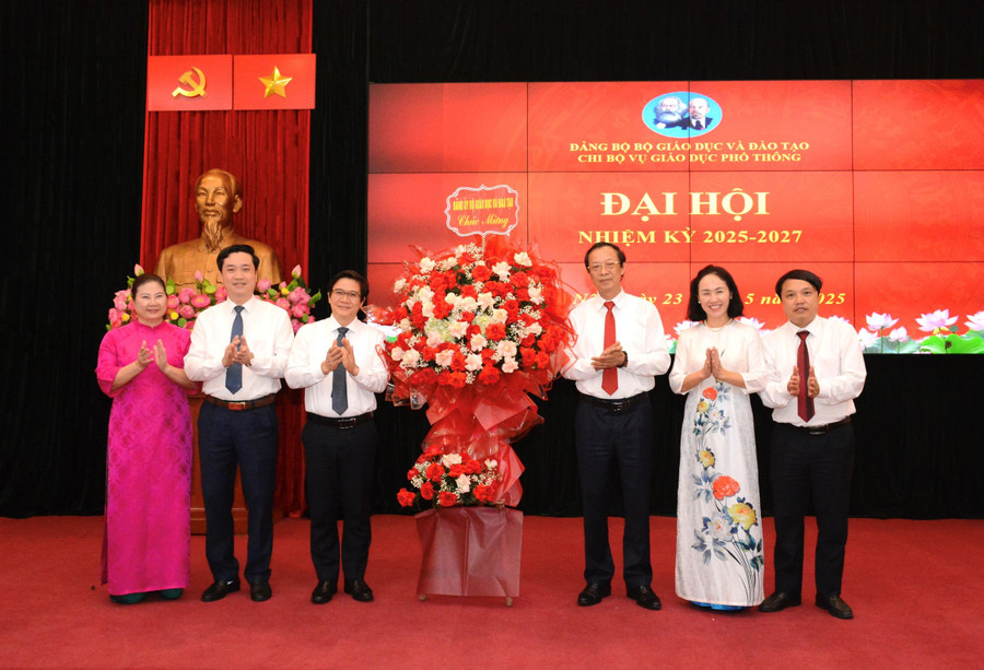 Phó Bí thư Thường trực Đảng ủy Bộ GD&ĐT, Thứ trưởng Thường trực Bộ GD&ĐT Phạm Ngọc Thưởng thay mặt Đảng ủy Bộ GD&ĐT tặng hoa chúc mừng Đại hội. vu-gdpt2.jpg