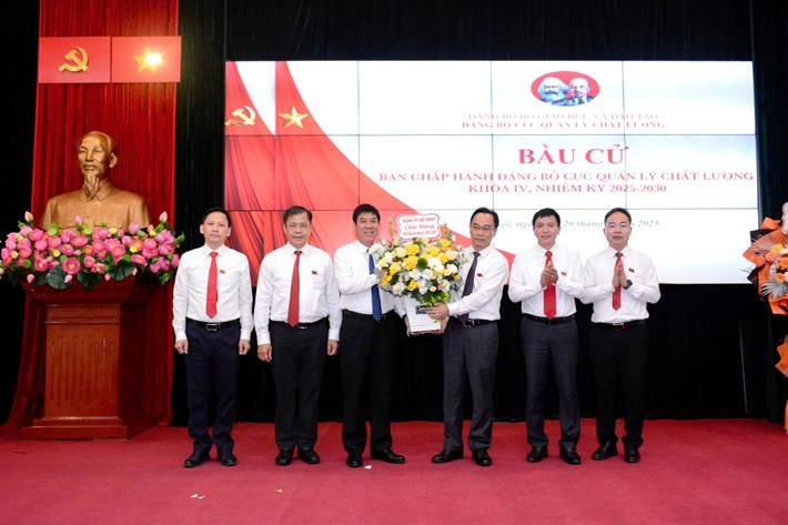 Ủy viên Ban Thường vụ Đảng ủy, Thứ trưởng Bộ GD&ĐT Hoàng Minh Sơn chúc mừng Ban Chấp hành Đảng bộ Cục Quản lý chất lượng khóa IV, nhiệm kỳ 2025 - 2030. 6.jpg