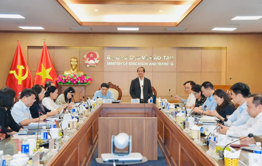 Bộ trưởng Bộ GD&ĐT Nguyễn Kim Sơn, Chủ nhiệm Ủy ban Văn hóa và Xã hội của Quốc hội Nguyễn Đắc Vinh chủ trì phiên họp rà soát, góp ý, tham vấn chính sách 3 luật về giáo dục.