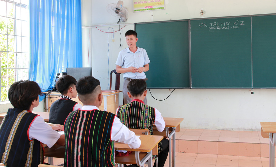 Học sinh được ôn tập phụ đạo thêm ngoài giờ. Ảnh: Thành Tâm bang-rung-loi-suoi-tim-tro-tro-lai-lop-on-tap-1.jpg