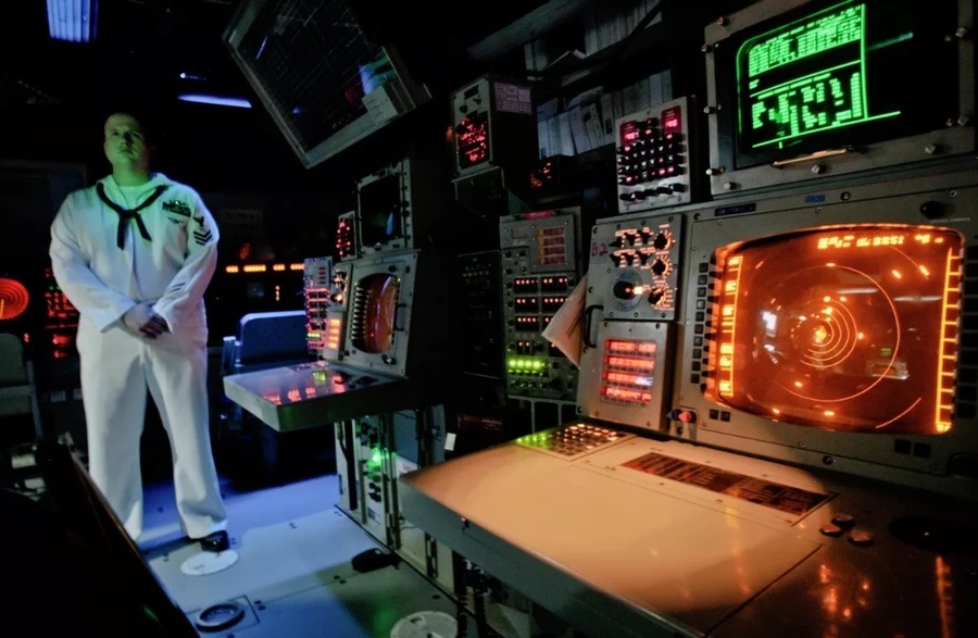 Sĩ quan Mỹ trong phòng điều khiển tàu Aegis.