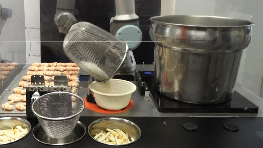 Các 'cánh tay robot' giúp nhân viên trường học hạn chế các nhiệm vụ nguy hiểm.