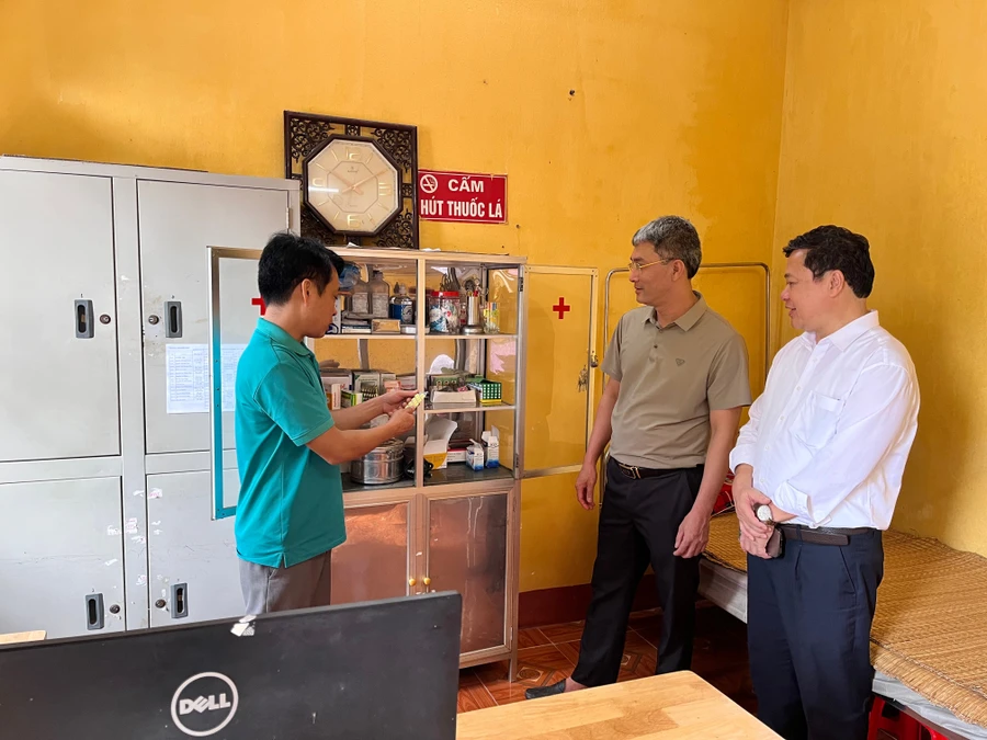 Hiệu trưởng trường THPT Phú Bình kiểm tra phòng y tế của nhà trường.