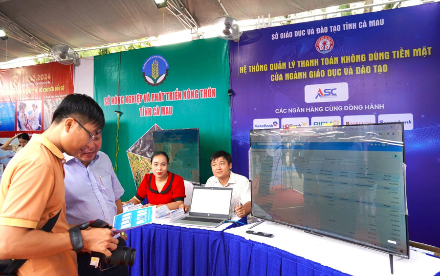 Học sinh thích thú tìm hiểu công nghệ số. dong-bang-song-cuu-long-san-sang-hanh-trang-buoc-vao-ky-nguyen-so-4.jpg