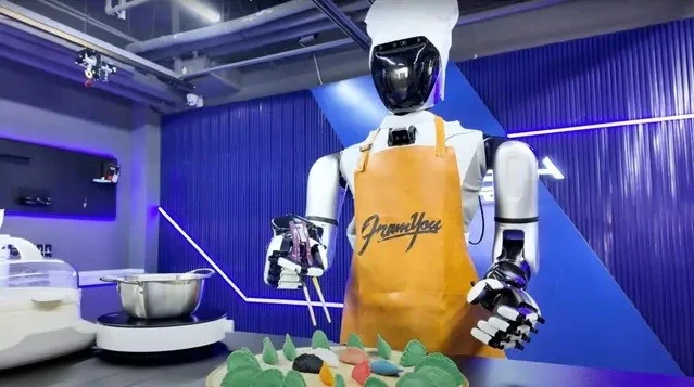 Robot Trung Quốc biết dùng đũa, nấu ăn, cụng ly gây sững sờ