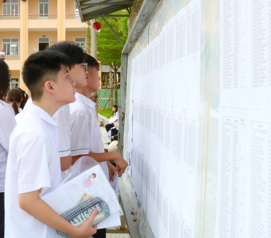 Thí sinh kiểm tra lại số báo danh tại Hội đồng thi Trường THPT Lê Chân.