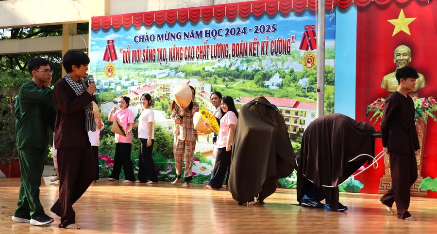 Một phân đoạn trong tác phẩm “Cải ơi” của nhà văn Nguyễn Ngọc Tư được học sinh Trường THPT Phan Ngọc Hiển tái hiện trên sân khấu. Ảnh: QM