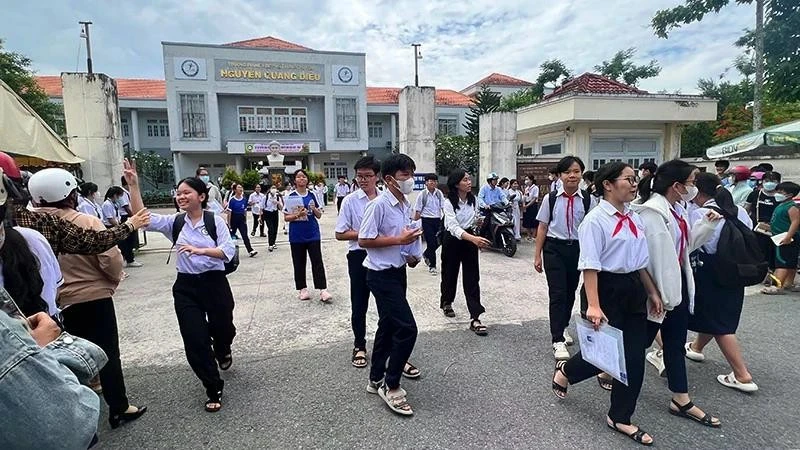 Thí sinh kết thúc môn thi Ngữ Văn tại một điểm thi ở TP Cao Lãnh (Đồng Tháp). Ảnh: Hữu Nghĩa