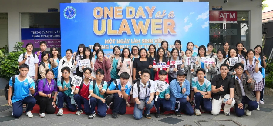 Học sinh lớp 12 trải nghiệm môi trường học tập và tìm hiểu ngành, chương trình đào tạo tại Trường Đại học Luật TPHCM. Ảnh: Thành An