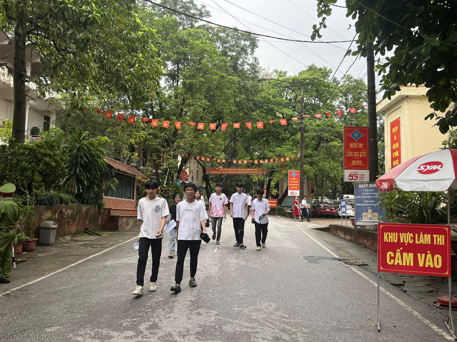 Các thí sinh phấn khởi ra về. thi-sinh-phan-khoi.jpg