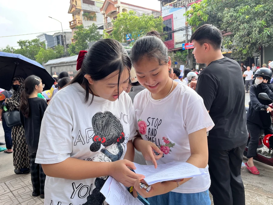 Các thí sinh trao đổi sau khi kết thúc môn thi Tiếng Anh.