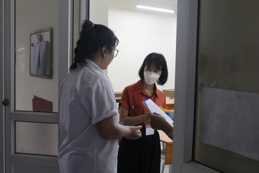 Giám thị gọi thí sinh vào phòng thi. img-2097.jpg