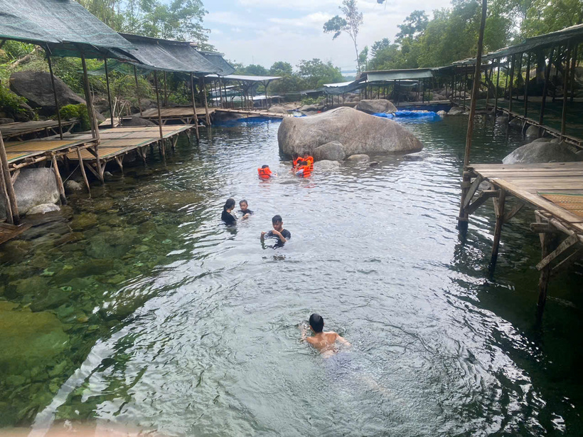 Làn nước trong mát khiến du khách thích thú