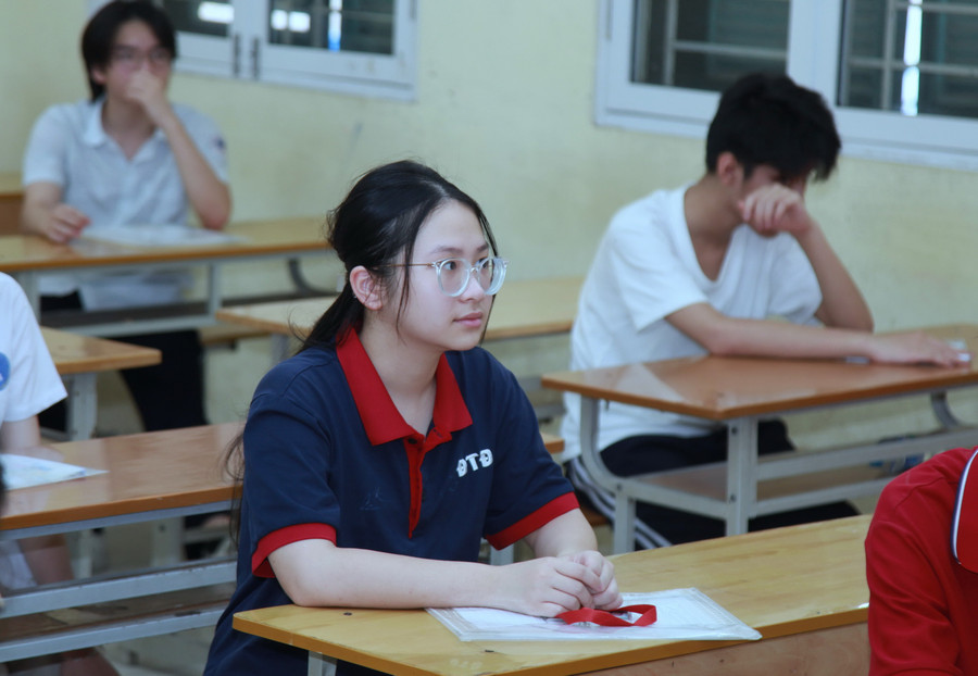 Thí sinh trước giờ làm bài thi. img-0638.jpg