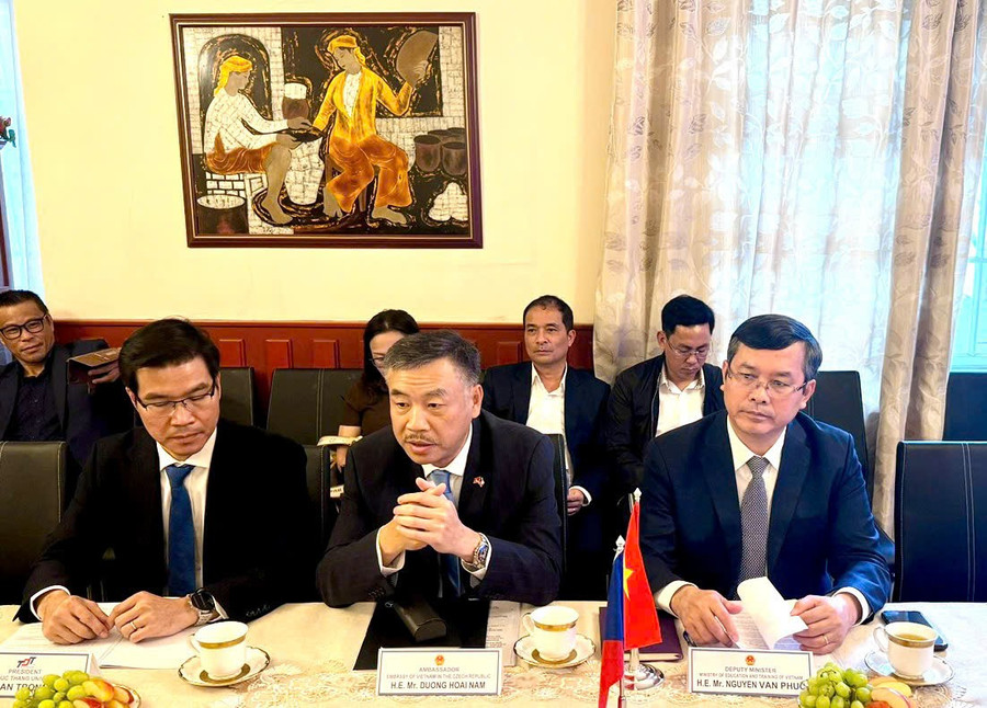 chu-tri-hoi-nghi.jpg
