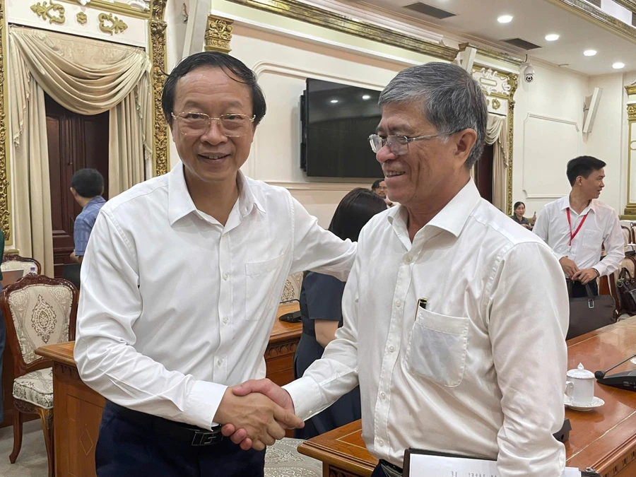 Thứ trưởng Bộ GD&ĐT Phạm Ngọc Thưởng (trái) trao đổi với Giám đốc Sở GD&ĐT TPHCM Nguyễn Văn Hiếu tại cuộc họp. Ảnh: Hà An.