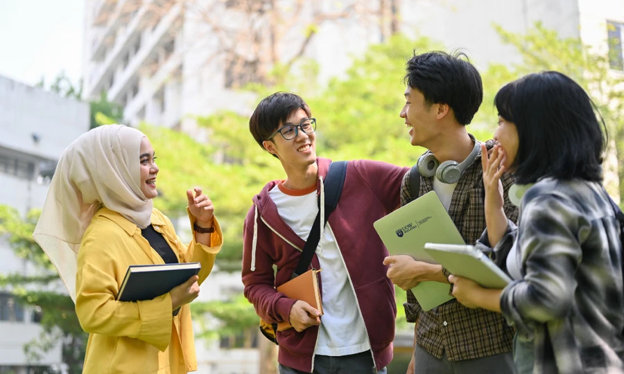 Tân cử nhân Malaysia gặp khó khăn với mức lương khởi điểm thấp.