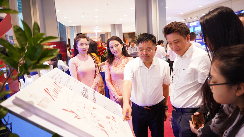 Tổng Biên tập Báo Công Thương Nguyễn Văn Minh giới thiệu các ấn phẩm trên chặng đường 80 năm của Báo tại gian trưng bày