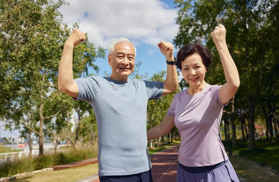 Người cao tuổi nên cố gắng hết sức để giữ cho tâm trí bình tĩnh và tâm trạng vui vẻ. (Ảnh: ITN)