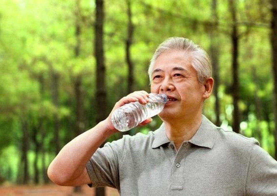 2-nguoi-cao-tuoi-phai-bo-sung-nuoc-kip-thoi.jpg