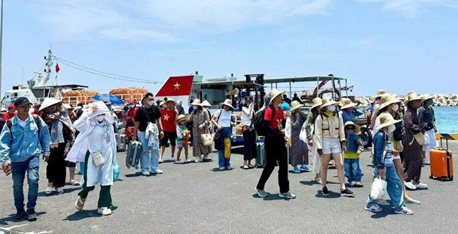 Đảm bảo an toàn cho 100 du khách bị mắc kẹt ở đảo Lý Sơn do bão số 1