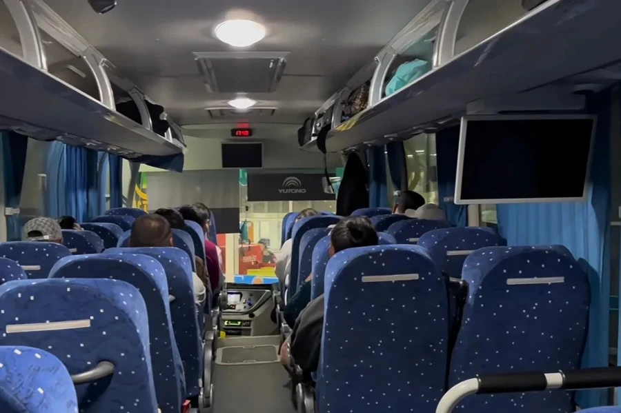 Ngồi liên tục nhiều ngày trên tàu xe biến Gen Z thành 'mông thép'. Ảnh: Edition.cnn.com