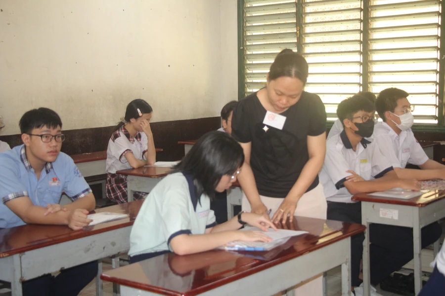 Học sinh TPHCM trong buổi làm thủ tục dự thi vào lớp 10.