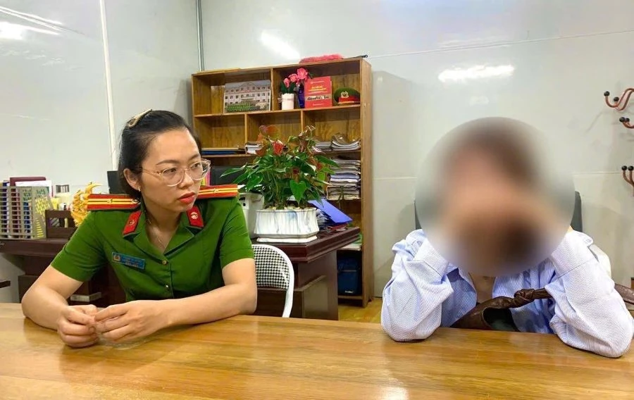 Chị T (bên phải) được Công an xã Hoà Phú tuyên truyền và ngăn chặn chuyển tiền cho đối tượng lừa đảo.