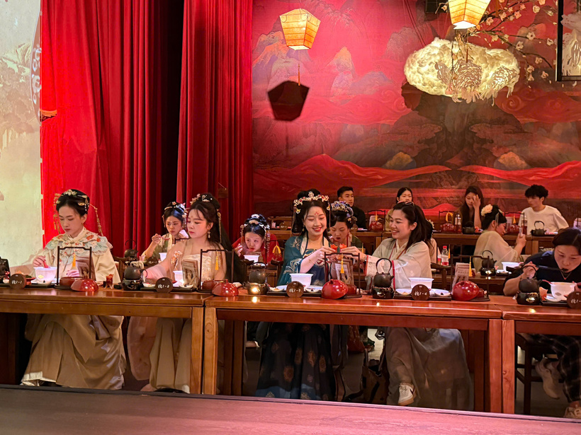 Khách Việt hóa thân thành công chúa trong trang phục cổ tại tour Trung Quốc. Ảnh: Phú Anh