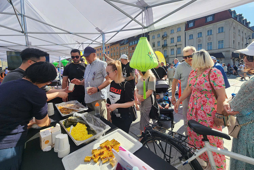 Gian hàng giới thiệu ẩm thực Việt Nam gây ấn tượng với người dân Ba Lan. Ảnh: Cục Du lịch Quốc gia Việt Nam