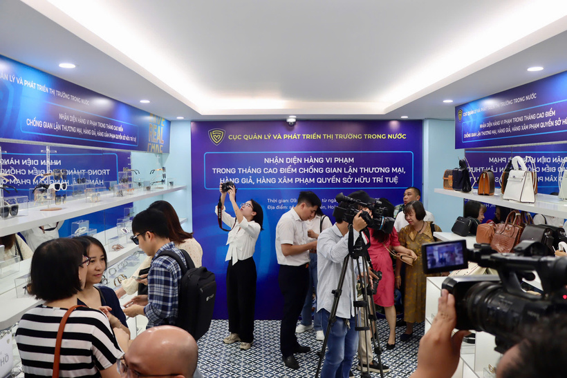 Phòng trưng bày nhận diện hàng vi phạm trong tháng cao điểm phòng, chống buôn lậu, gian lận thương mại và hàng giả trưng bày trên 300 sản phẩm vi phạm