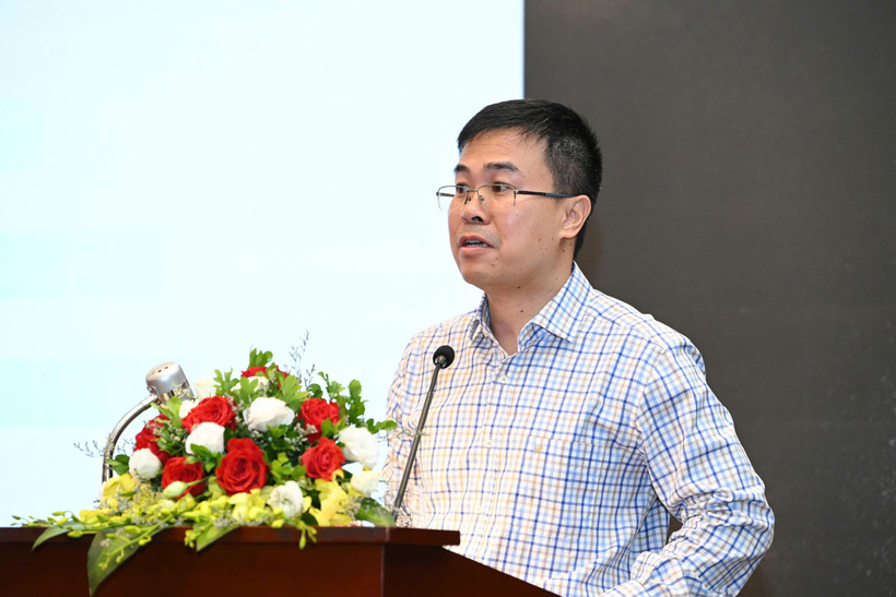 Ông Hoàng Việt Dũng, Cục Đổi mới sáng tạo, Chuyển đổi xanh và Khuyến công (Bộ Công Thương) trình bày tham luận tại diễn đàn. Ảnh: Cấn Dũng