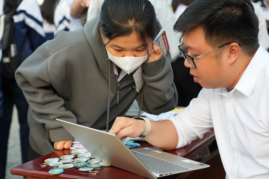 Trường Đại học Sư phạm, Đại học Đà Nẵng ứng dụng AI trong đăng tải truyền thông tuyển sinh trên fanpage của trường. Ảnh: NTCC