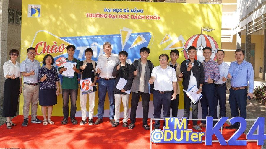 Khu check-in đón tân sinh viên Trường Đại học Bách khoa, Đại học Đà Nẵng nhập học là một trong những yếu tố đáp ứng nhu cầu trải nghiệm và chia sẻ của sinh viên trên mạng xã hội. Ảnh: NTCC ung-dung-ai-vao-truyen-thong-tuyen-sinh-1.jpg