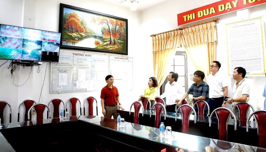 Ông Nguyễn Mạnh Sơn - Phó Chủ tịch UBND tỉnh Phú Thọ cùng Đoàn kiểm tra tại điểm thi Trường phổ thông Hermann Gmeiner Việt Trì.