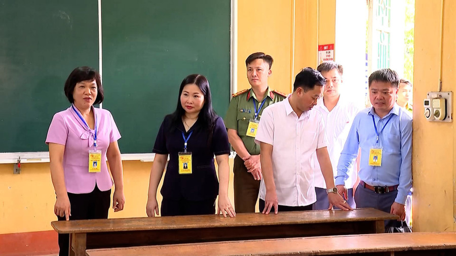 Bà Vũ Thị Hiền Hạnh, Phó Chủ tịch UBND tỉnh Yên Bái, Trưởng BCĐ Kỳ thi tốt nghiệp THPT 2025 kiểm tra tại huyện Văn Yên.