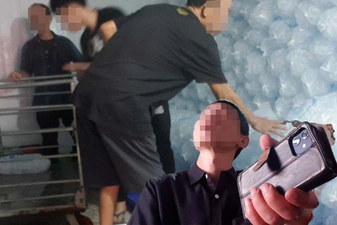 Đá viên mất vệ sinh tuồn vào chuỗi quán cà phê nổi tiếng ở Hà Nội