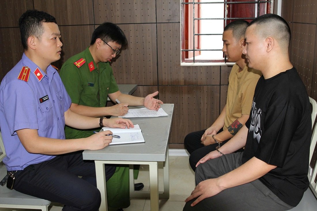 Cơ quan chức năng lấy lời khai các đối tượng trong đường dây tội phạm lừa đảo xuyên quốc gia. Ảnh: Ngọc Anh