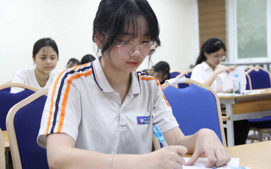 Thí sinh trên cả nước làm thủ tục dự thi tốt nghiệp THPT năm 2025