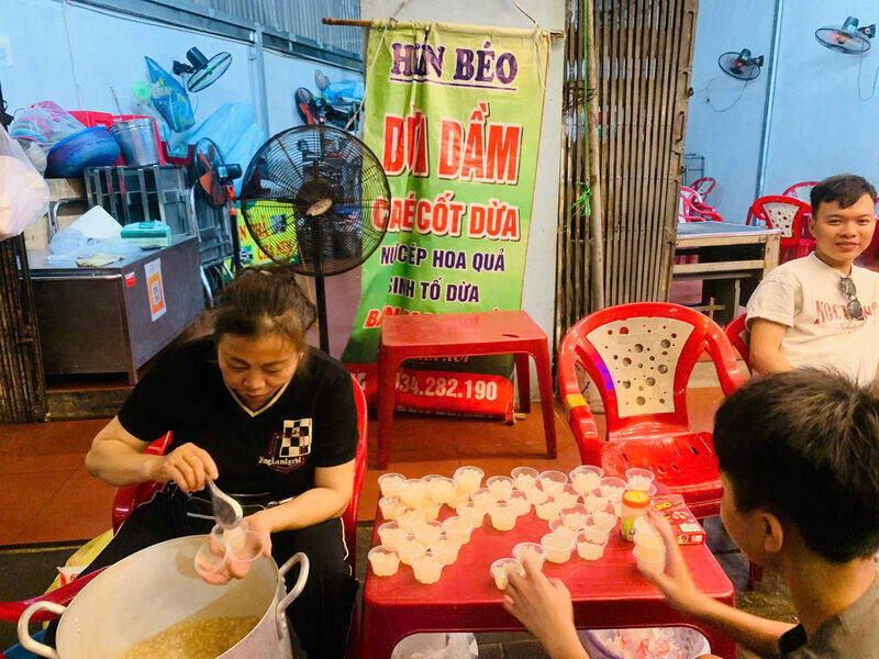 Vào những ngày hè nóng nực, dừa dầm luôn là món tráng miệng “cháy hàng” được du khách và người dân săn đón nhất. Ảnh: Tường Vy