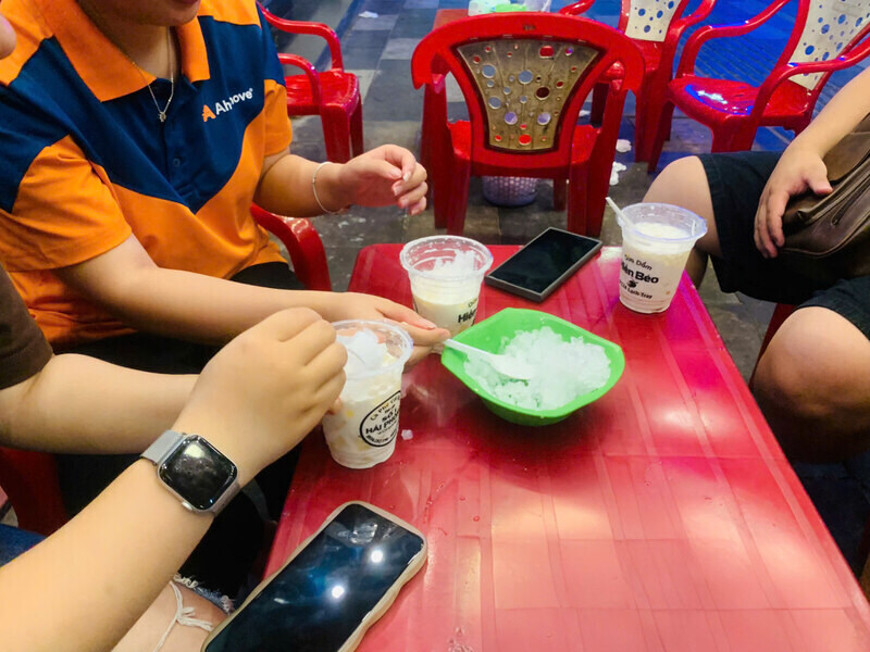 Dừa dầm không chỉ “ghi điểm” trong mắt người Hải Phòng mà còn những vị khách đến từ nơi khác. Ảnh: Tường Vy