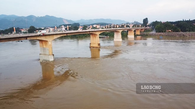 Nước sông Lô cuồn cuộn dâng cao, lo viễn cảnh lũ lịch sử lặp lại