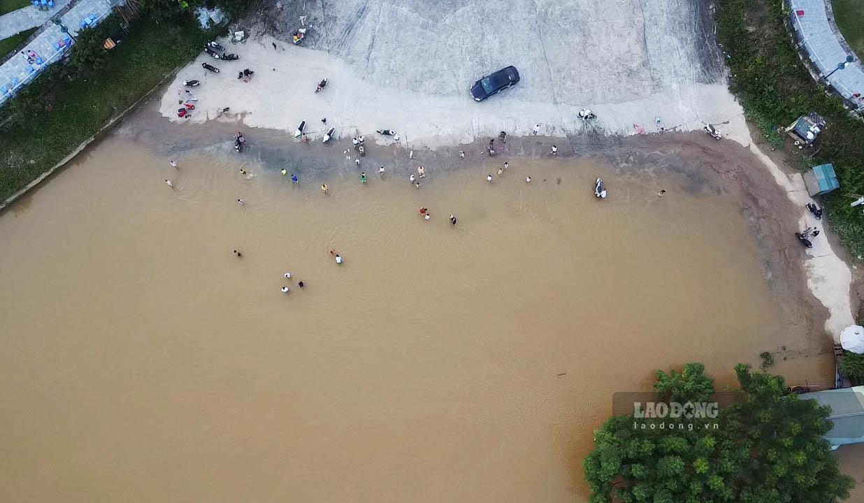 Khu vực bến phà Nông Tiến cũ, phường Minh Xuân nước lên cao ngập các bậc lên xuống. Ảnh: Việt Bắc.