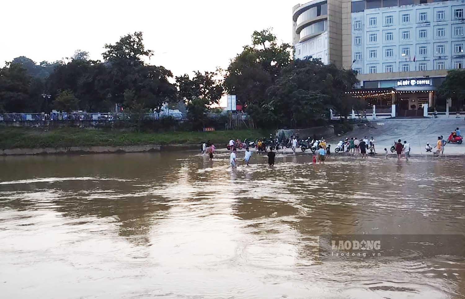 Một số người dân vẫn chủ quan trước nước sông Lô lên cao. Ảnh: Việt Bắc.