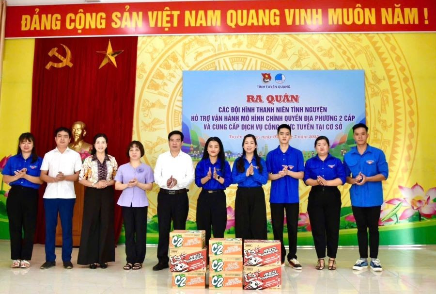 Lãnh đạo Tỉnh Đoàn Tuyên Quang tặng quà cho đội hình tình nguyện phường Minh Xuân.