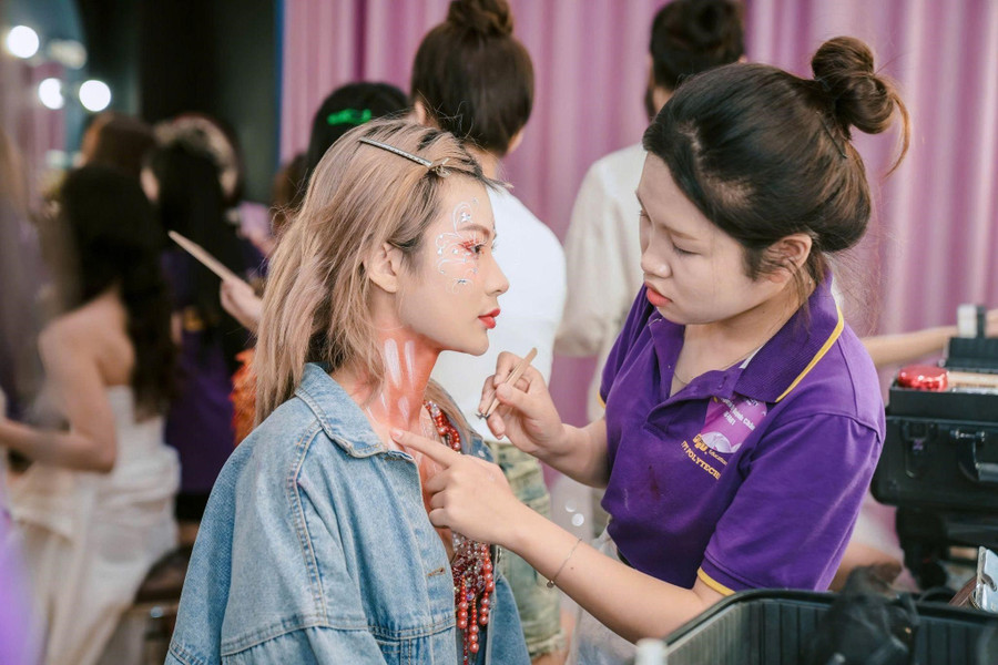 Giới trẻ 'đổ xô' học nghề làm đẹp: Cơ hội nhiều, thách thức lớn