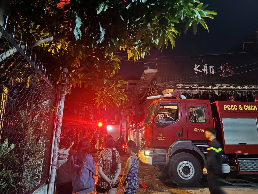 Lực lượng chữa cháy có mặt ở hiện trường nỗ lực dập lửa và cứu người bị nạn. Ảnh: Đông Hoàng