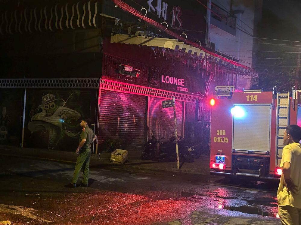 Xe cứu thương cũng có mặt ở hiện trường, khu vực cháy đều được phong tỏa. Ảnh: Đông Hoàng