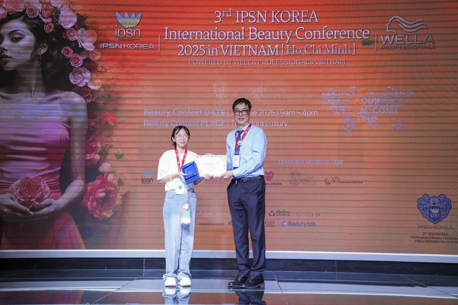 Phạm Ngọc Phương Thảo đã xuất sắc giành được bằng khen duy nhất được trao trong hạng mục Trang điểm. 100.jpg